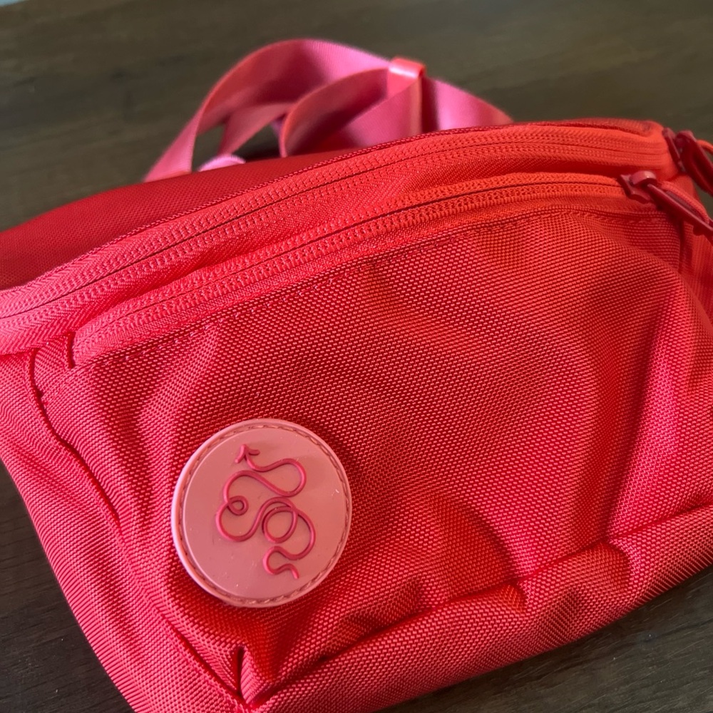 Baboon to the Moon - Red Crossbody Bag NEW - Picture 2 of 6
